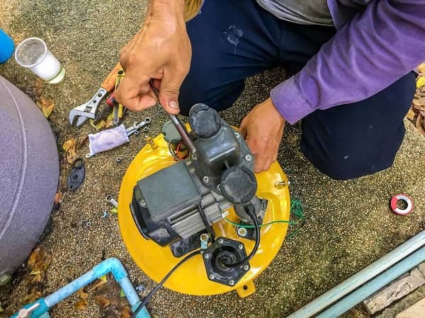Kỹ thuật Hà Phát kiểm tra bơm nước bị hư hỏng, không vào điện Kỹ thuật Hà Phát kiểm tra bơm nước bị hư hỏng, không vào điện